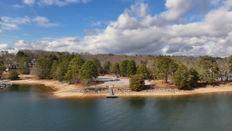 Drohnenansicht-Des-öffentlichen-Bootsanlegers-Im-Lake-Lanier-Park-In-Cumming,-Georgia