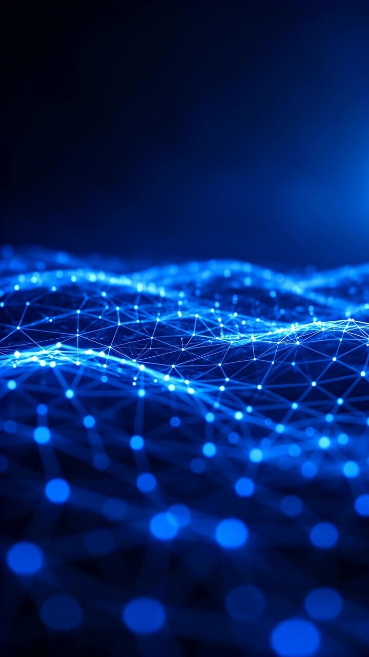 Close-up de uma superfície abstrata de rede azul com nós brilhantes, ligações luminosas finas, treliça triangular e ondas em camadas sobre um gradiente azul-marinho profundo, criando forte profundidade digital e textura futurista.
