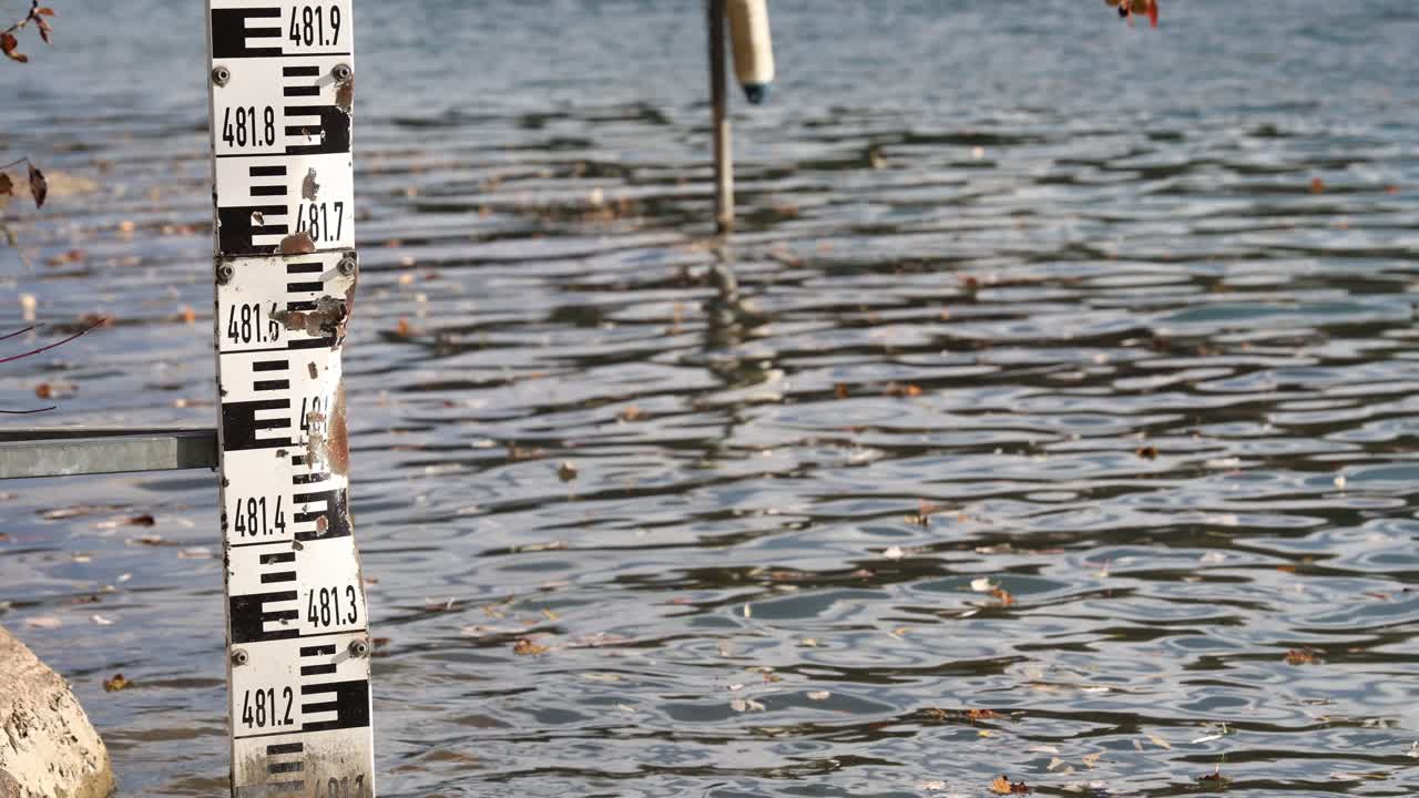 Water level indicator pole with a scale, background establisher