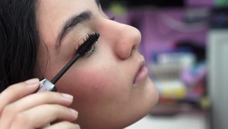 Girl-uses-mascara-on-her-eyebrows