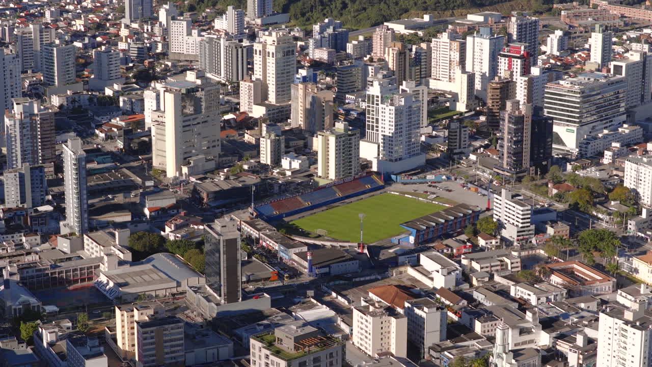 Veduta aerea da lontano dello stadio di calcio Estádio Hercílio Luz, Itajaí, Santa Catarina, Brasile