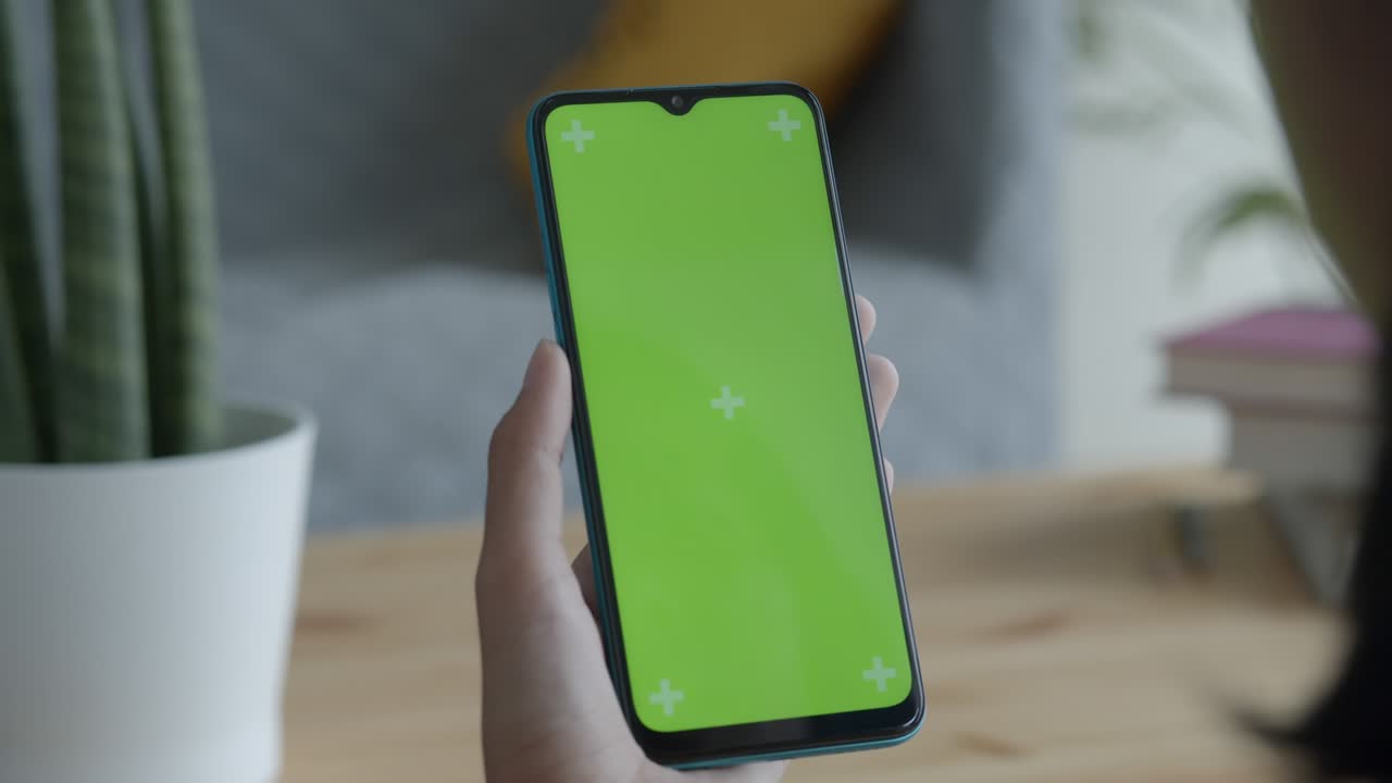 teléfono inteligente digital en blanco en la mano de las mujeres de asia, teléfono móvil pantalla verde