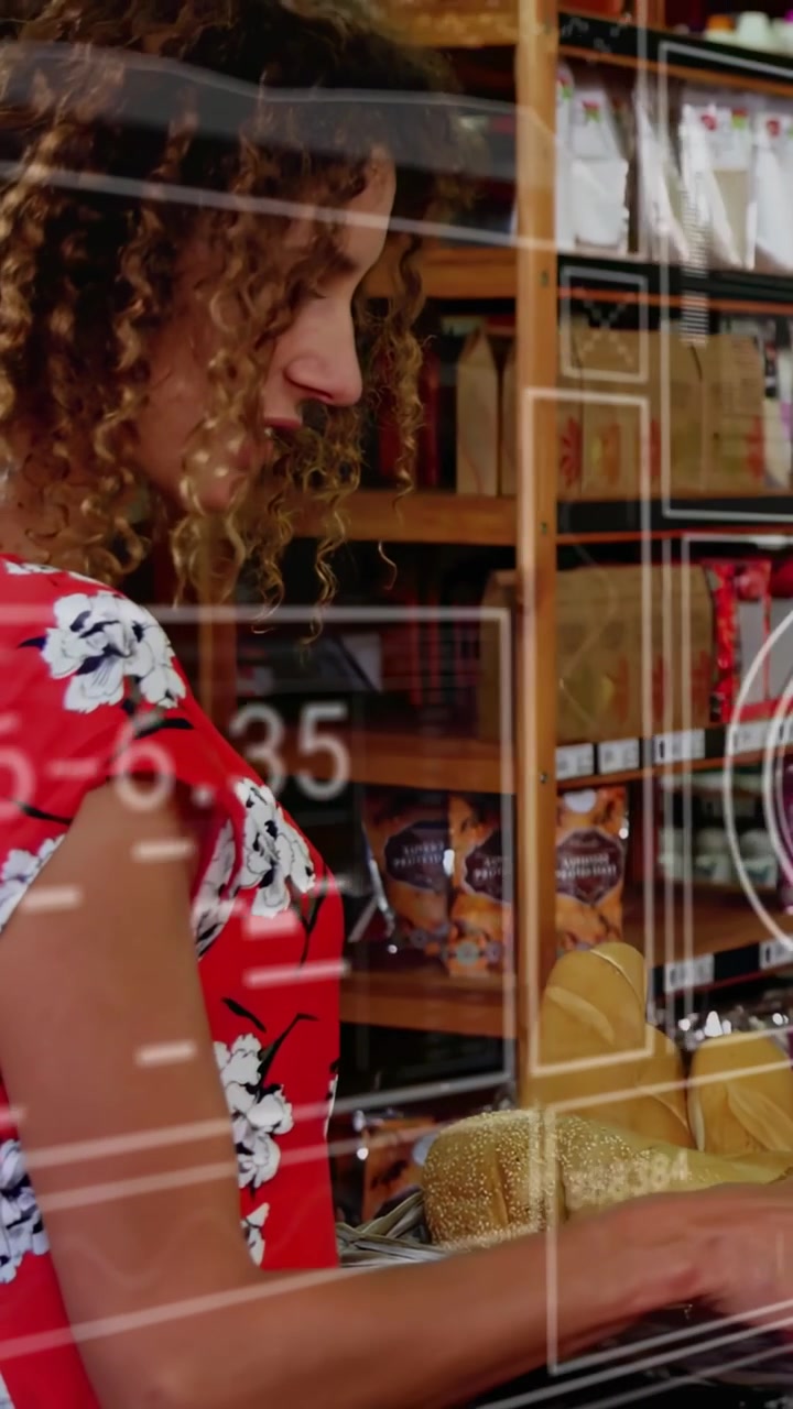 Video verticale: Commesso di panetteria che sposta una pagnotta con le pinze, donna che seleziona il pane da comprare, etichettatura HUD.