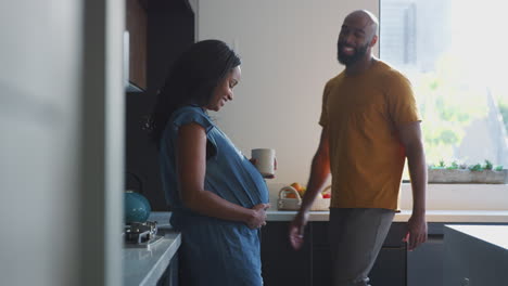 Amante-Marido-Hispano-Con-Esposa-Embarazada-En-Casa-En-La-Cocina-Juntos