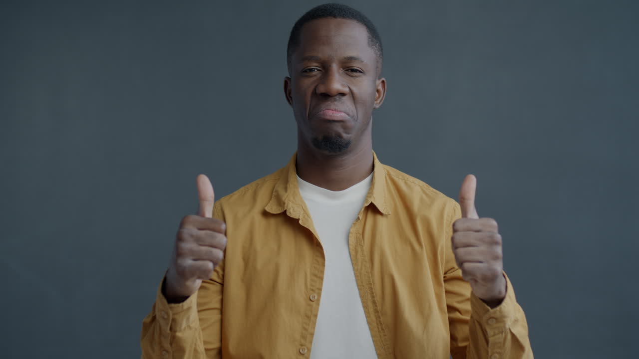 hombre con los pulgares hacia arriba