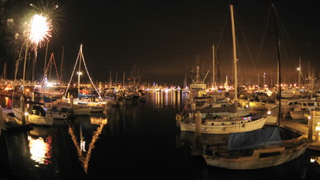 Lapso-De-Tiempo-Rápido-De-Fuegos-Artificiales-En-El-Desfile-Anual-De-Luces-En-Ventura-Harbour-California