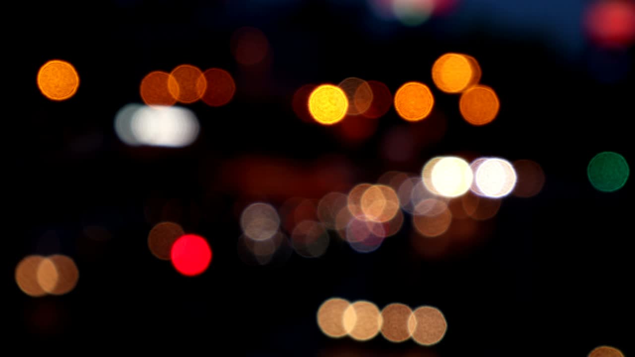 bokeh borroso de los coches en el tráfico en la carretera por la noche. bokeh de colores borrosos brillantes abstractos.