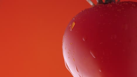 primer plano de un tomate mojado