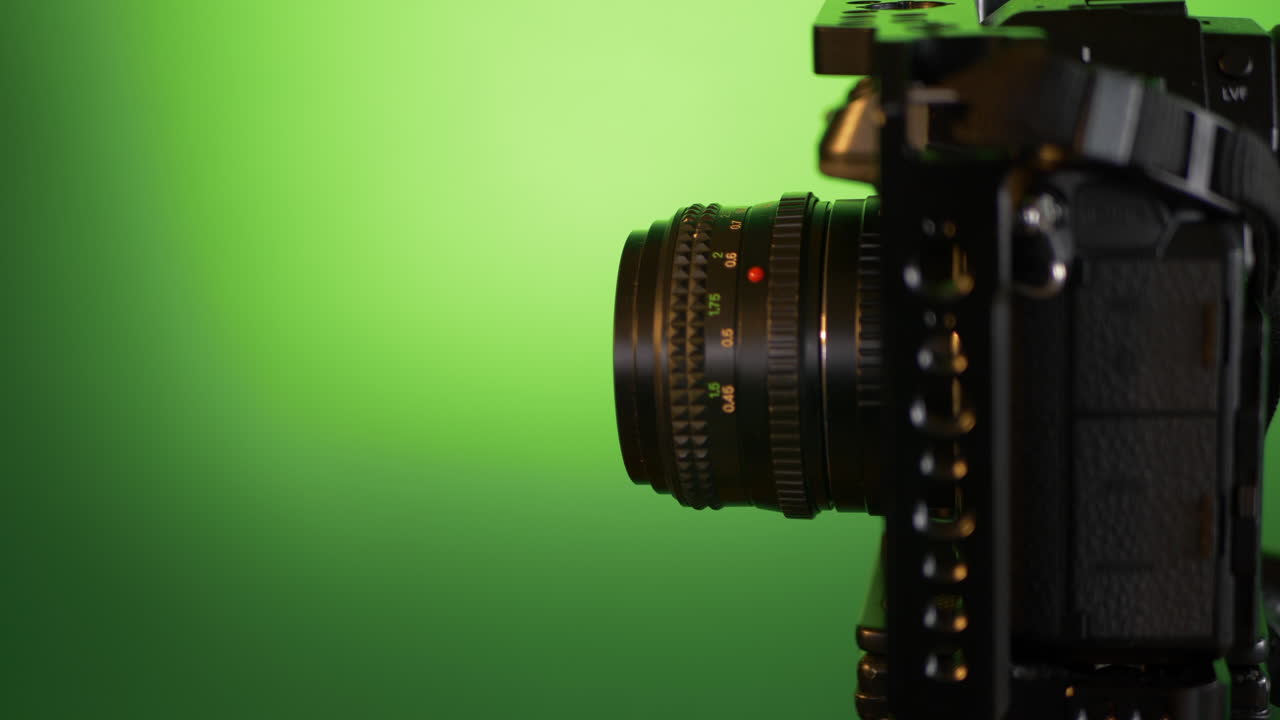 câmera sem espelho moderna com lente vintage deslizar para enquadrar