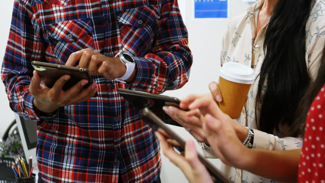 ejecutivos de negocios que utilizan tableta digital 4k