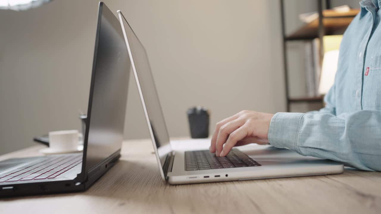 fotografía de cerca de las manos de una mujer de negocios escribiendo en el teclado de una computadora portátil para buscar información, soporte de comunicación en línea, investigación de mercadotecnia, informe de negocios en el escritorio de la oficina por la noche.
