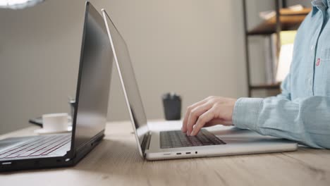 fotografía de cerca de las manos de una mujer de negocios escribiendo en el teclado de una computadora portátil para buscar información, soporte de comunicación en línea, investigación de mercadotecnia, informe de negocios en el escritorio de la oficina por la noche.