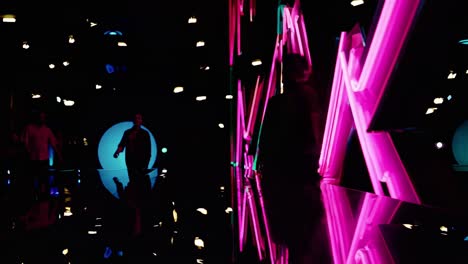 el espectáculo de moda de neón rosa