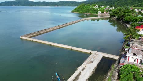 Recinto-De-Agua-En-Pueblo-Pesquero-De-Baras,-Catanduanes