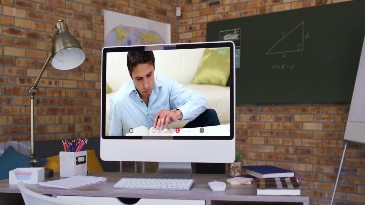 estudiante masculino caucásico en la pantalla de la computadora durante una videollamada