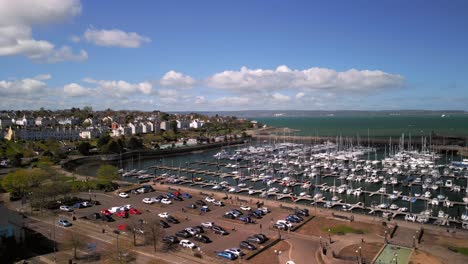 fotografía aérea que se mueve de derecha a izquierda, revelando la marina de bangor, irlanda del norte