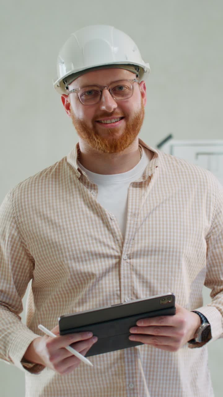 trabajador de la construcción usando una tableta
