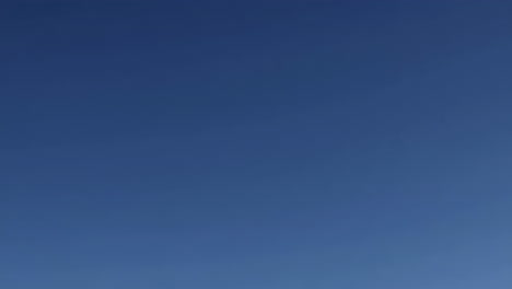 cielo azul despejado