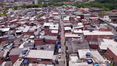 vista aérea de drones de 4k de una favela llena de gente en sao paulo, brasil