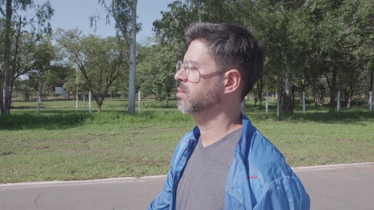 Uomo che cammina preoccupato per le strade, da solo