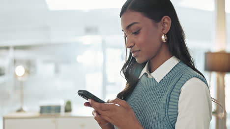 Mujer-India-Feliz,-Teléfono-Y-Escribiendo-En-La-Oficina