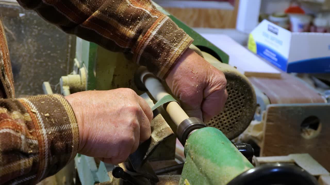 터닝 목재 선반에 나무 다웰로드 샌딩