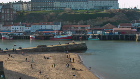 Whitby-Hafen,-Pier-Und-Strand-Abendsonne-Mit-Menschenmassen-Und-Fischer--Und-Vergnügungsbooten