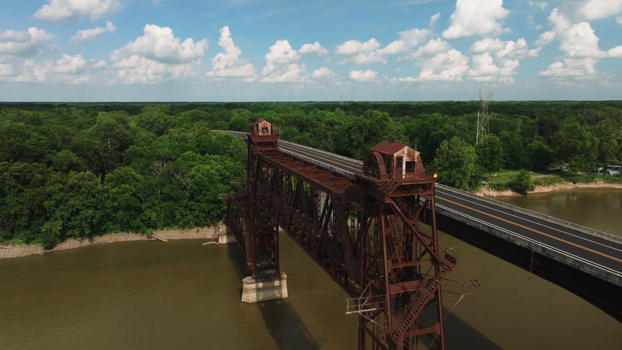 미국 아칸소 주 데 발스 블러프 에 있는 화이트 강 을 가로지르는 고속도로 다리  ⁇  에 있는 버려진 녹아버린 철도 다리