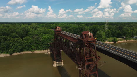 puente ferroviario oxidado abandonado junto al puente de la autopista a través del río blanco en de valls bluff, arkansas, ee.