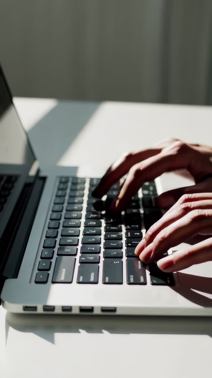 Person, die auf dem Laptop eingibt