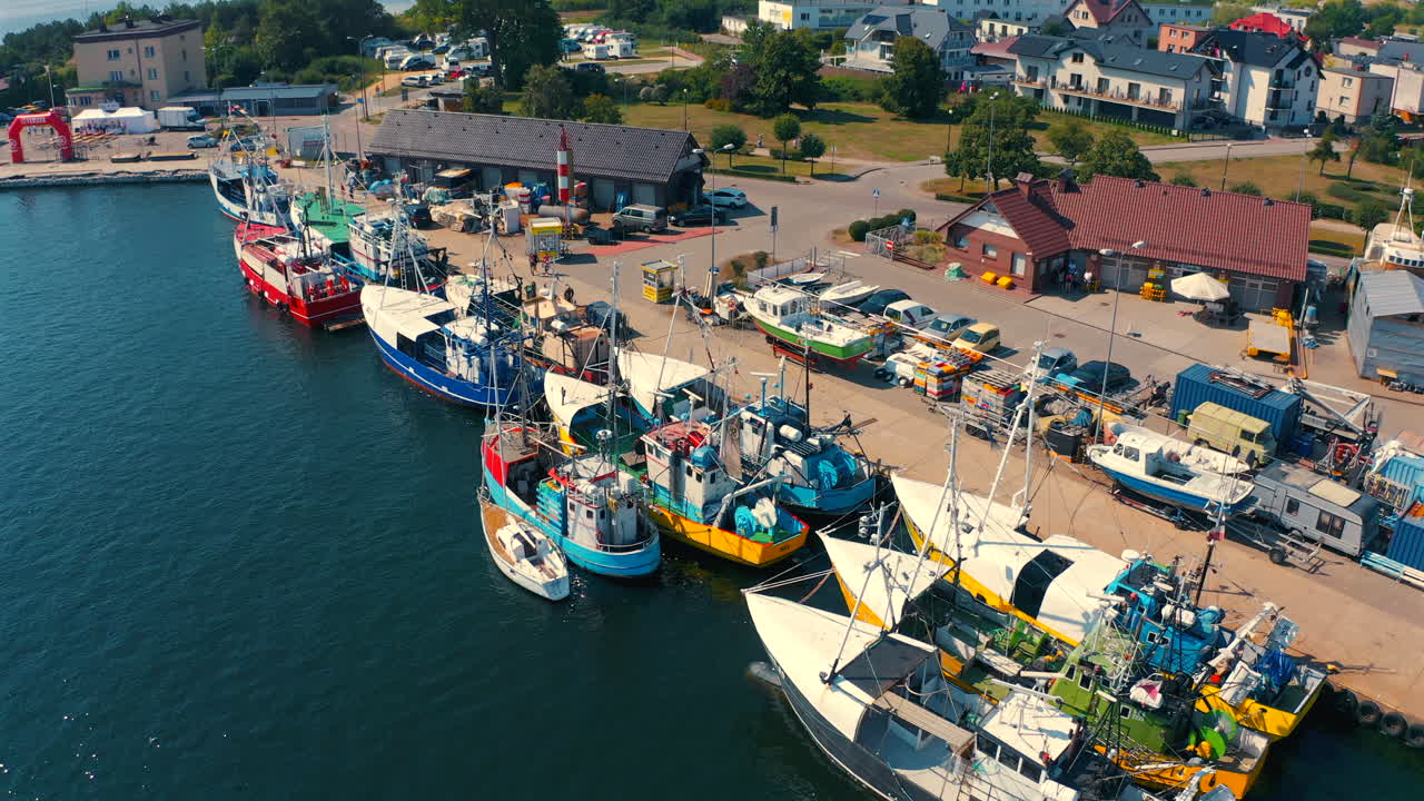 drone volando sobre un barco de pesca amarrado en la marina en jastarnia, polonia en un soleado día de verano