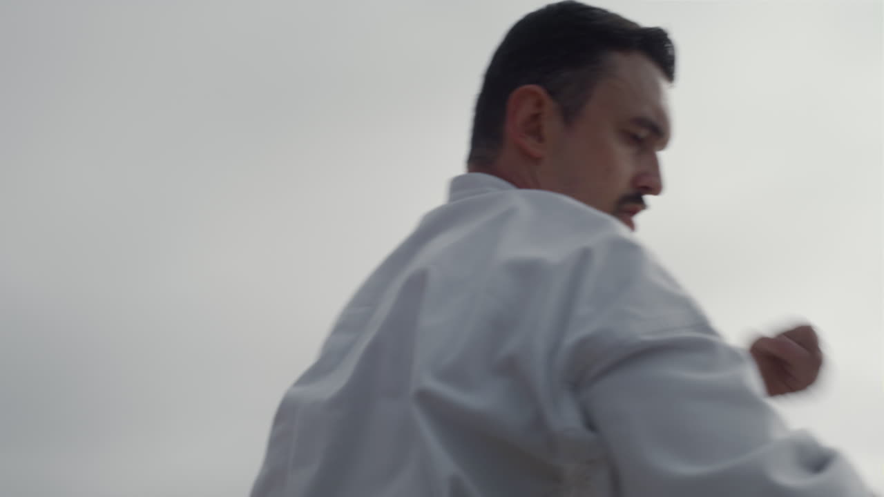 카라테 연습을 하는 스포츠맨. 근접 촬영. 운동선수 훈련 전투 기법.