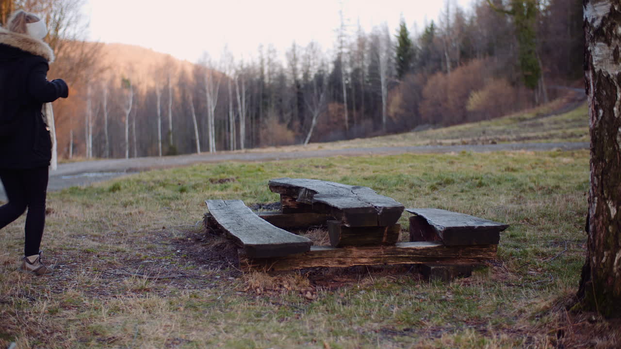 женщина тормозит в горах 1