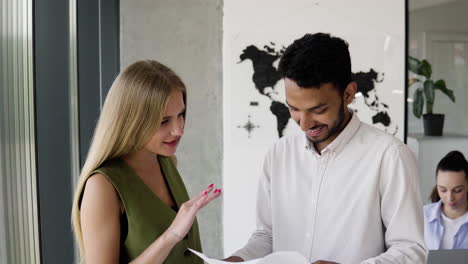 Woman-working-in-a-travel-agency