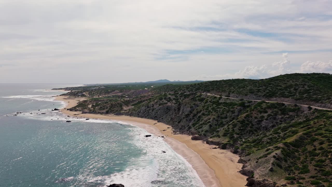 panorámica aérea que establece la vista de la impresionante playa de cabo pulmo, méxico