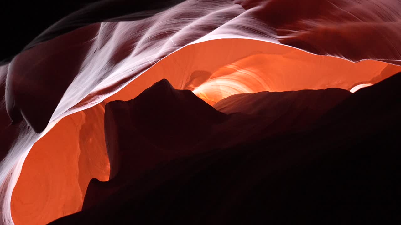 Luce solare che illumina le pareti scolpite di arenaria di un canyon a fessura