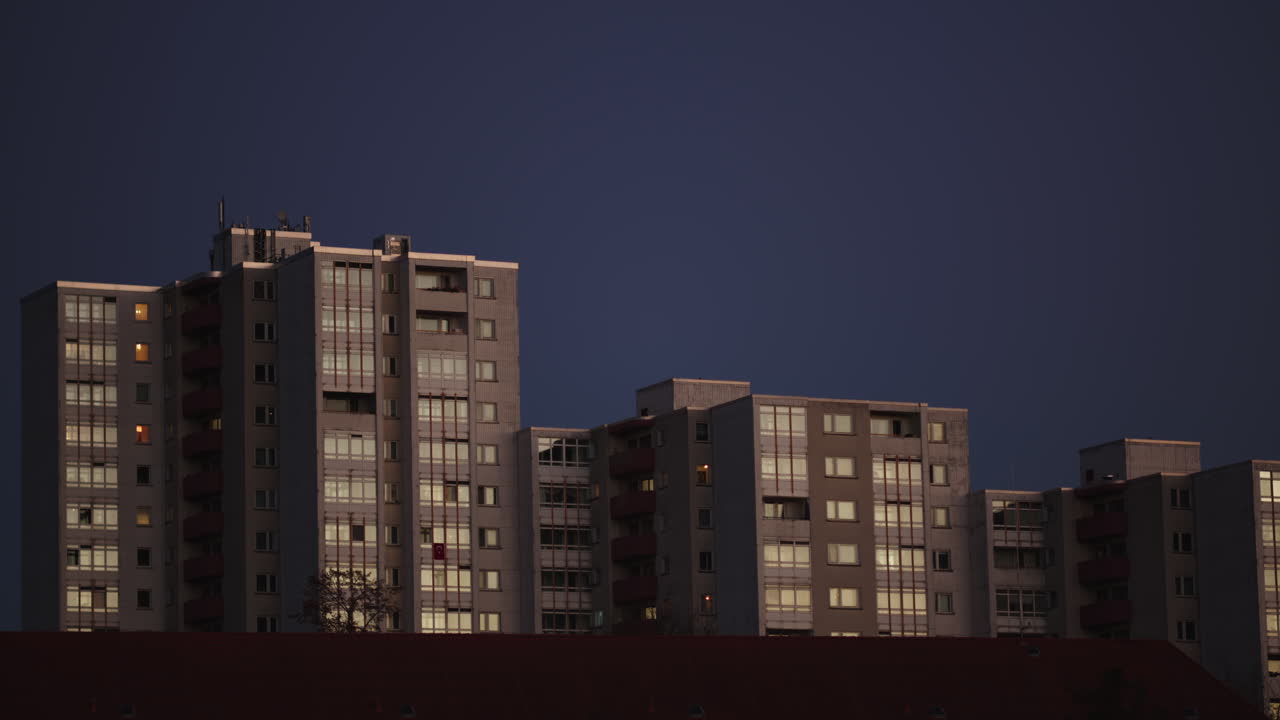 극적인 밤하늘을 배경으로 고층 아파트 블록