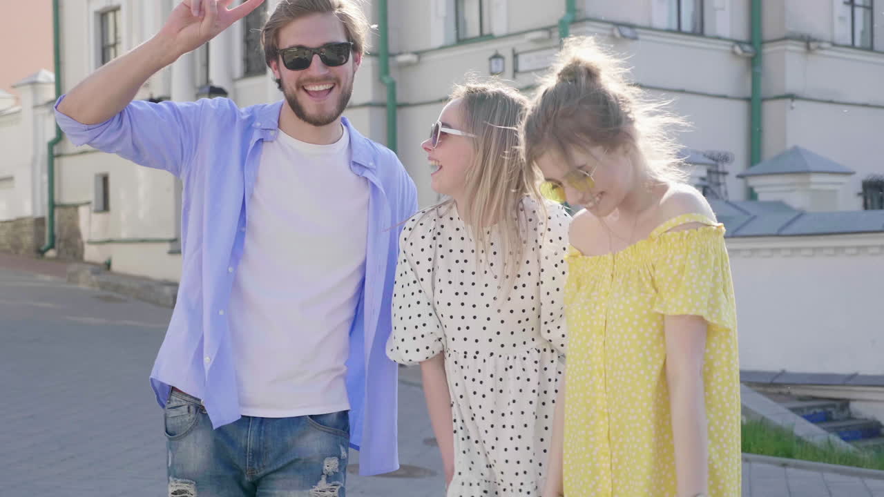 길거리에서 이 나는 날을 즐기는 친구들의 그룹