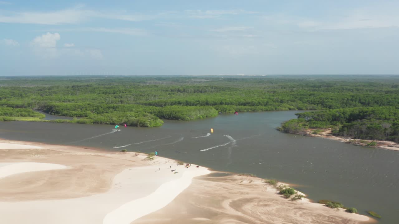 aéreo: kitesurf en el delta del río parnaiba, norte de brasil