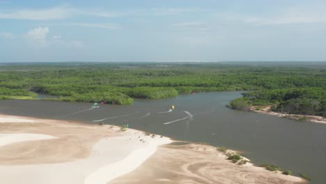 Luftaufnahme:-Kitesurfen-Im-Flussdelta-Von-Parnaiba,-Nordbrasilien