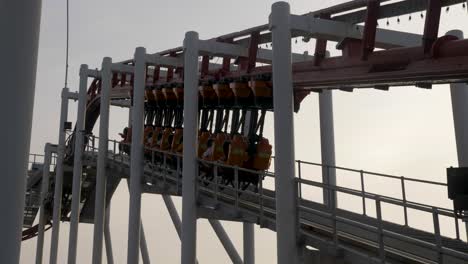 tren de montaña rusa subiendo la rampa y listo para comenzar el circuito, mundo de ensueño, tailandia