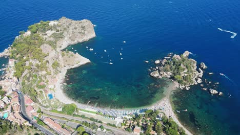 isola bella isla y playa en taormina, sicilia, italia - antena 4k dando vueltas