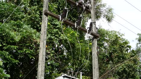 torre de electricidad en un pueblo rural, tailandia