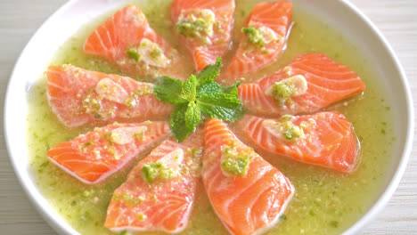 salmón fresco picante crudo en salsa de ensalada de mariscos