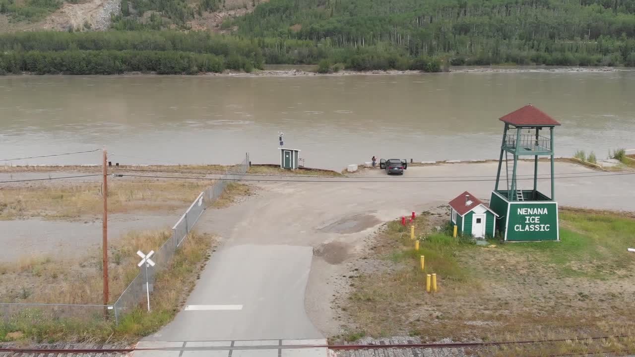 4k видео с беспилотного летательного аппарата на треноге nenana ice classis на реке танана в ненане, аляска, летним днем