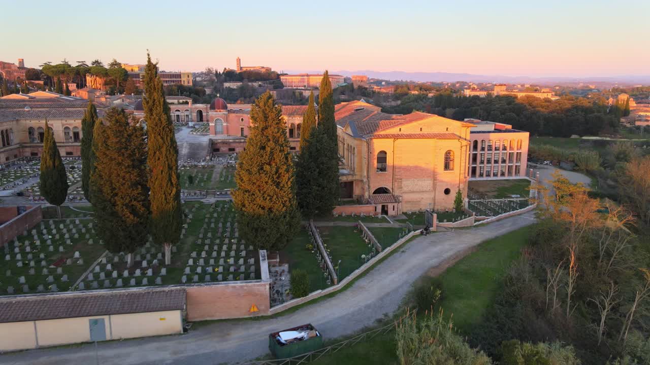 시에나 (이탈리아) 의 저녁 빛 속 에 있는 자비 의 묘지 의 공중 풍경