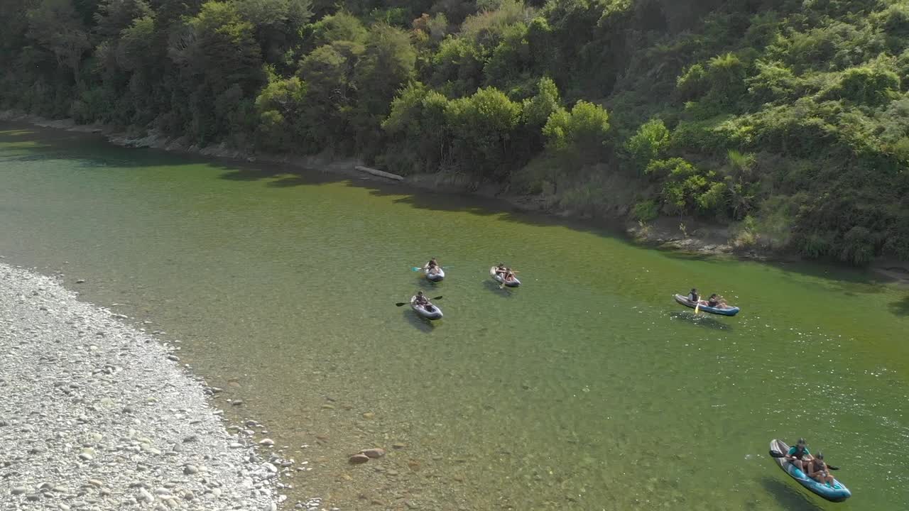 SLOWMO – Unge padler i kano på den smukke, uberørte, klare blå Pelorus-flod, New Zealand – Luftdrone.