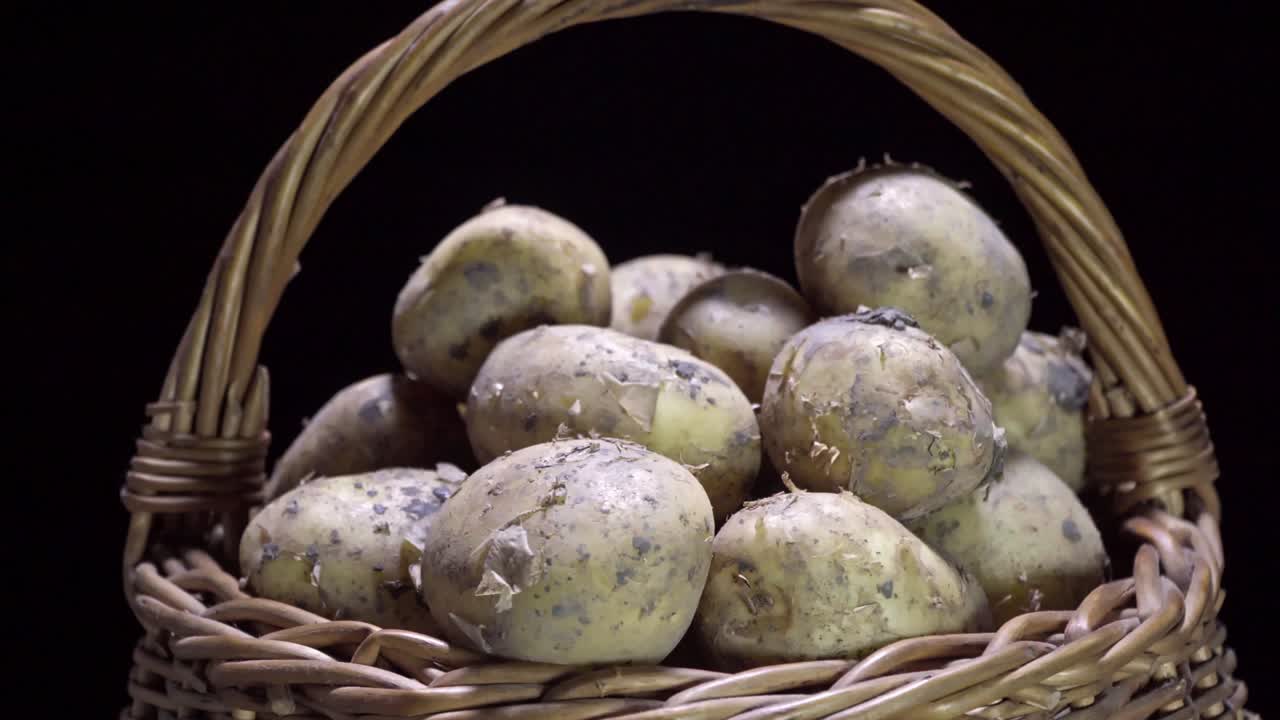 야채의 구성, 뿌리 야채, 감자, 검은 바탕에 바구니의 회전