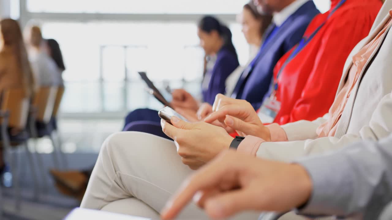 비즈니스 세미나에서 디지털 태블릿을 사용하는 사업가들 4k