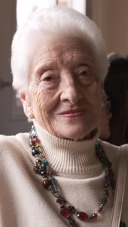 retrato de una anciana sonriente